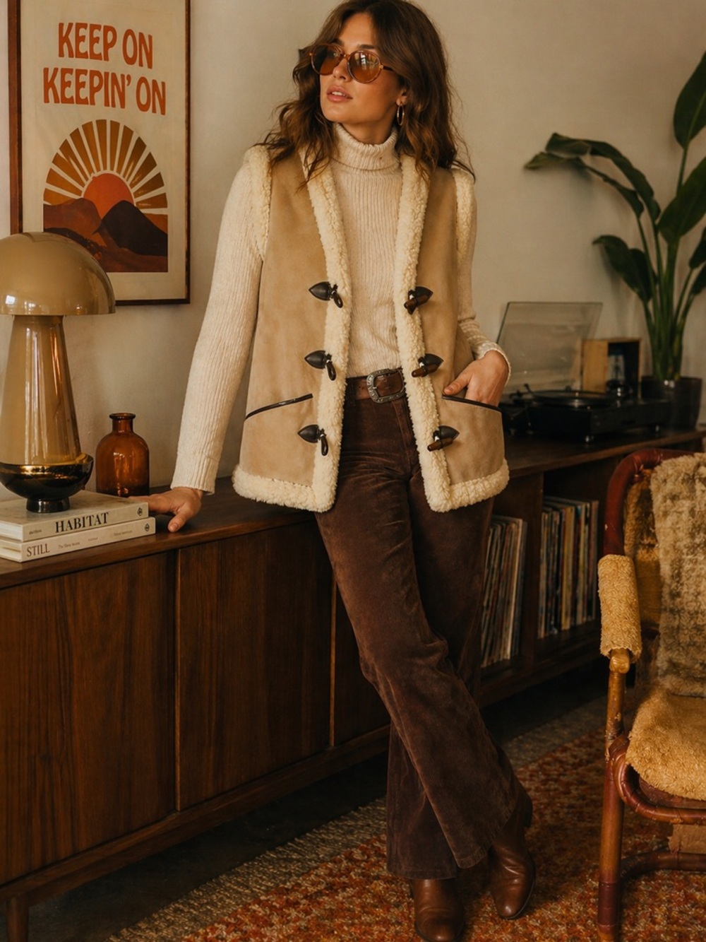 Vintage Shearling Suede Vest 70s Boho Western Toggle Coat Cream Tan sz xs / s